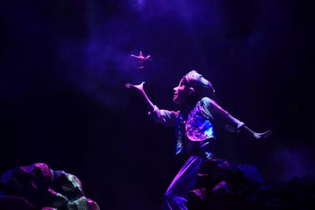 阿拉丁神灯中的飞毯来自于西亚吗,阿拉丁神灯的飞毯是怎么飞起来的