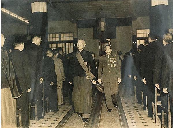 李宗仁的划江而治为何不切实际？看看朝鲜，才知毛*东泽**的果决