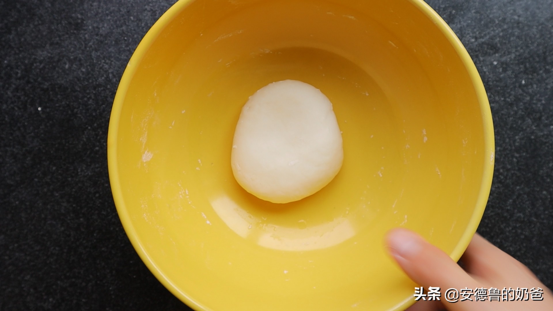 奶爸在家带着娃做馄饨现包现煮真材实料小朋友吃了一大碗