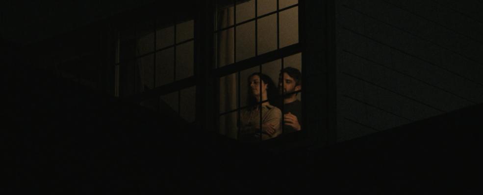 丈夫离奇自杀，竟化作鬼魂留在家中？看一眼镜子，没那么简单……