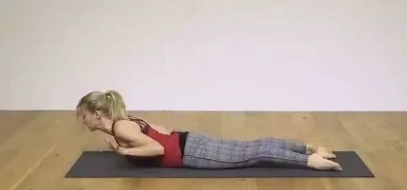 早晨瑜伽动作10分钟排毒养颜,清晨的瑜伽疏通经络