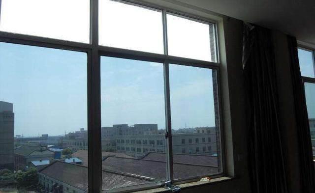 头一次见挂窗帘不用罗马杆,头次见房子不挂窗帘