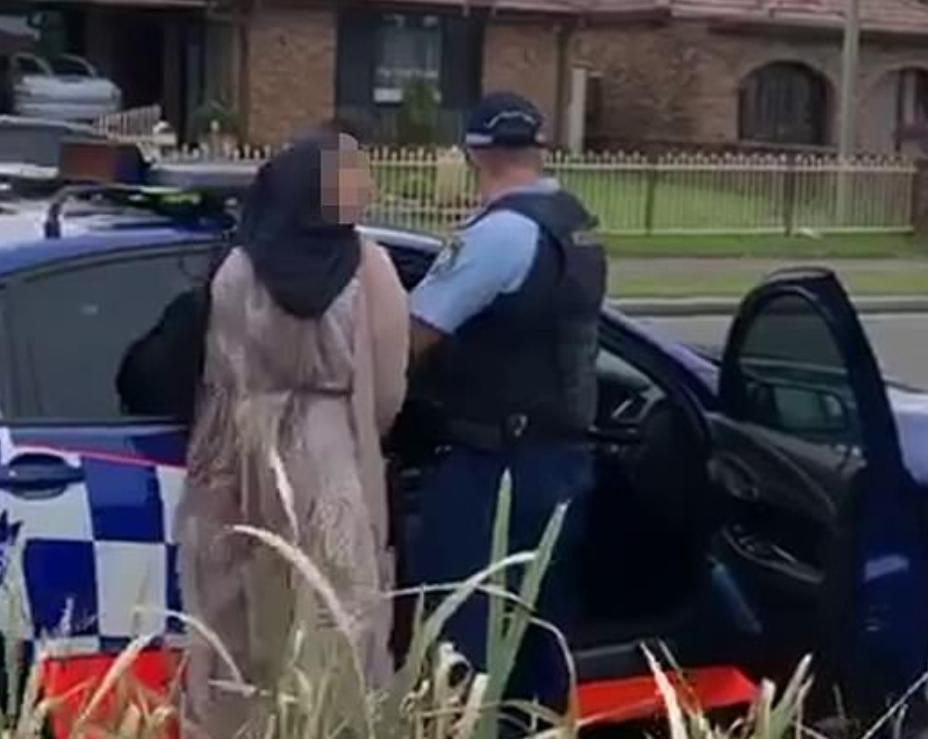 澳女子朝警察连吐口水，称自己要去做病毒检测，下一秒被放倒