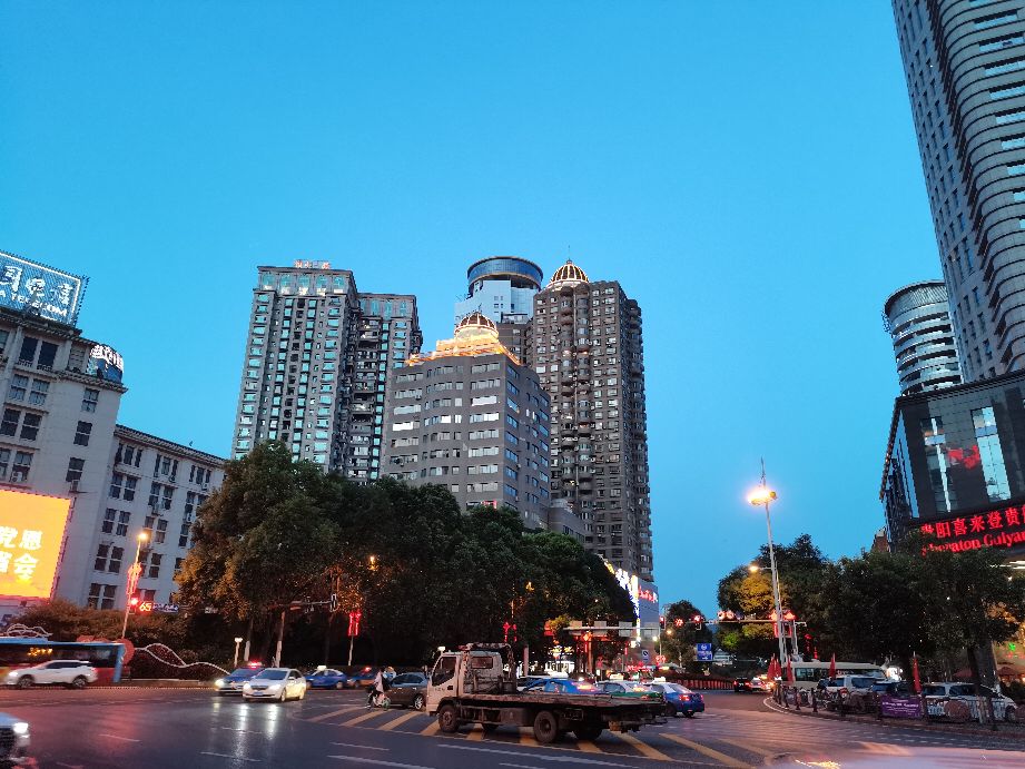 我躺在贵阳这灯火光辉的彷徨中，也终将死在林城温暖的街道上