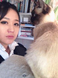 姑娘搞笑gif图片,搞笑gif妹子你的衣服太前卫了