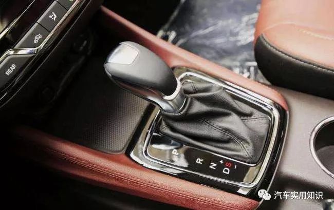 d挡切换到s挡需要踩刹车吗,行驶中从d挡直接换到p挡会怎样