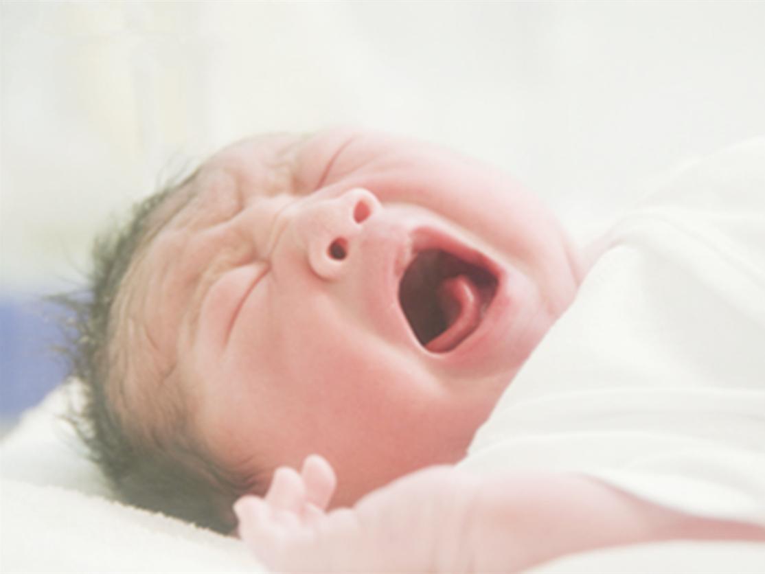 刚生出来的宝宝会做什么,刚出生的婴儿每天该如何照顾