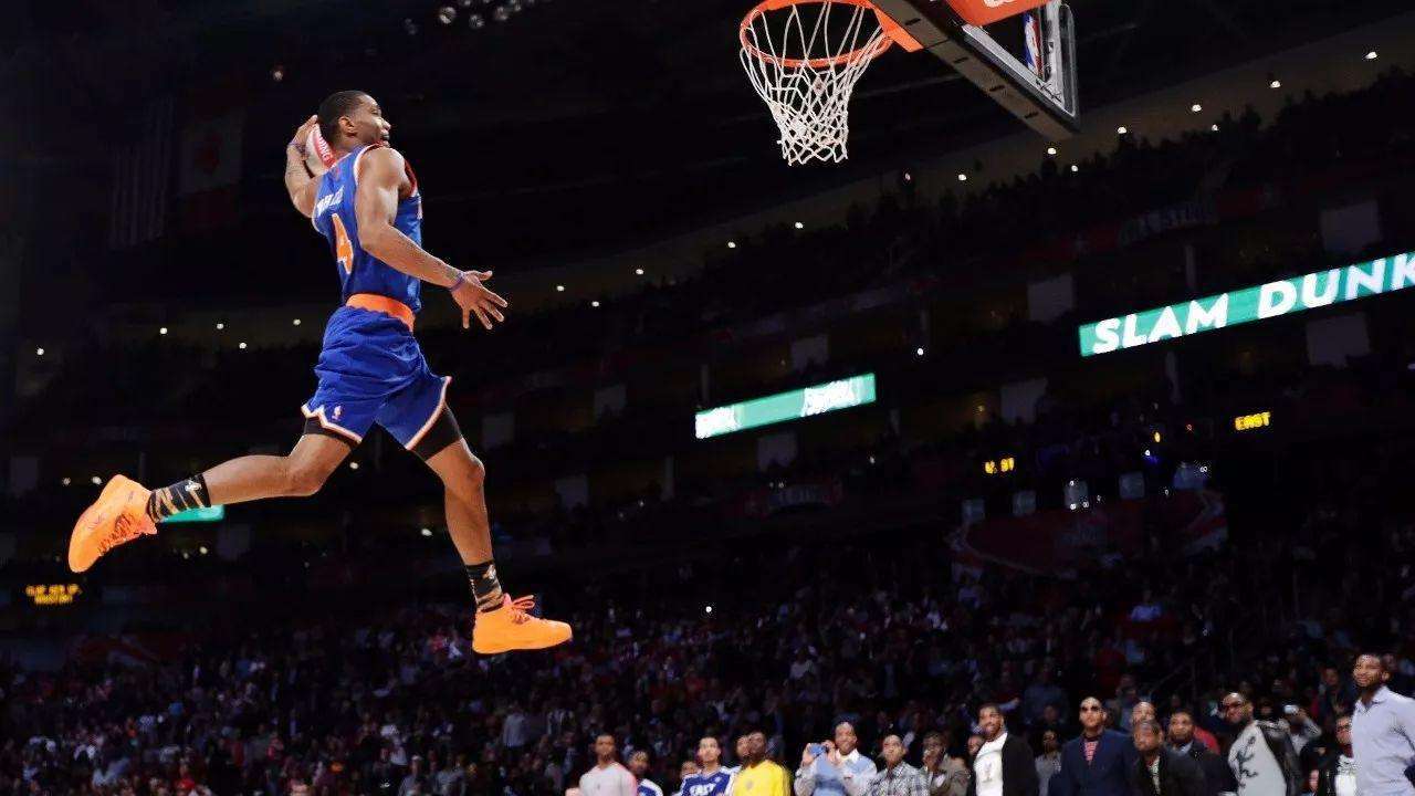 球员格林扣篮,格林罚球线起跳