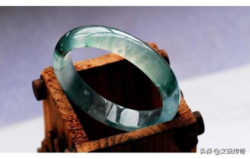 翡翠手镯摔断裂,翡翠手镯摔断内部应该是怎么样的