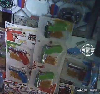 校门口危险的毒玩具,儿童玩具手铐的危险