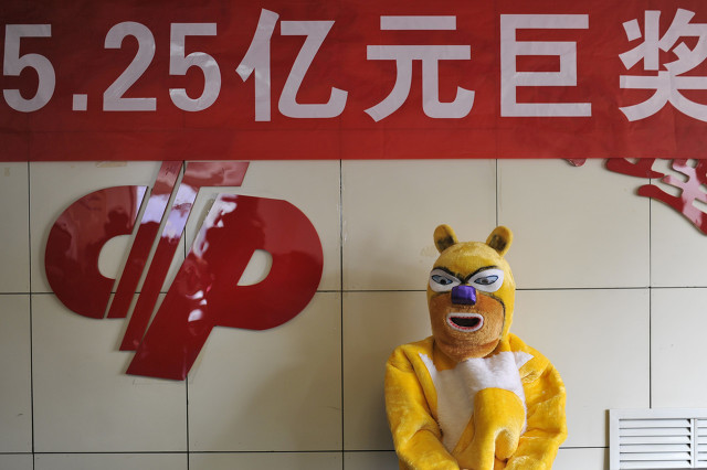 彩票中大奖应该怎么办,彩票中大奖后最想干的一件事