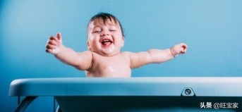 每次洗澡宝宝都要跟着怎么办,孩子每次洗澡起来都哭闹怎么回事
