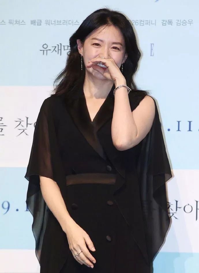 李英爱古装美照,李英爱惊艳深v礼服