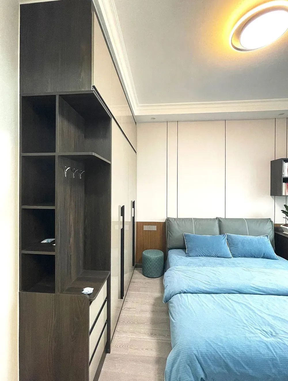 阳台改成小卧室凸出来的,阳台改成衣帽间和办公区