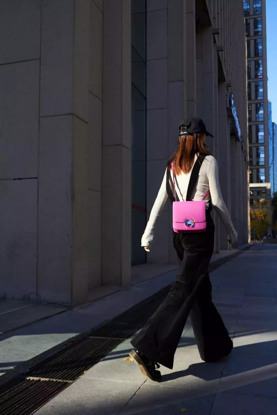 这不是她的书包它是我的英文,这是不是一个包的英语怎么说