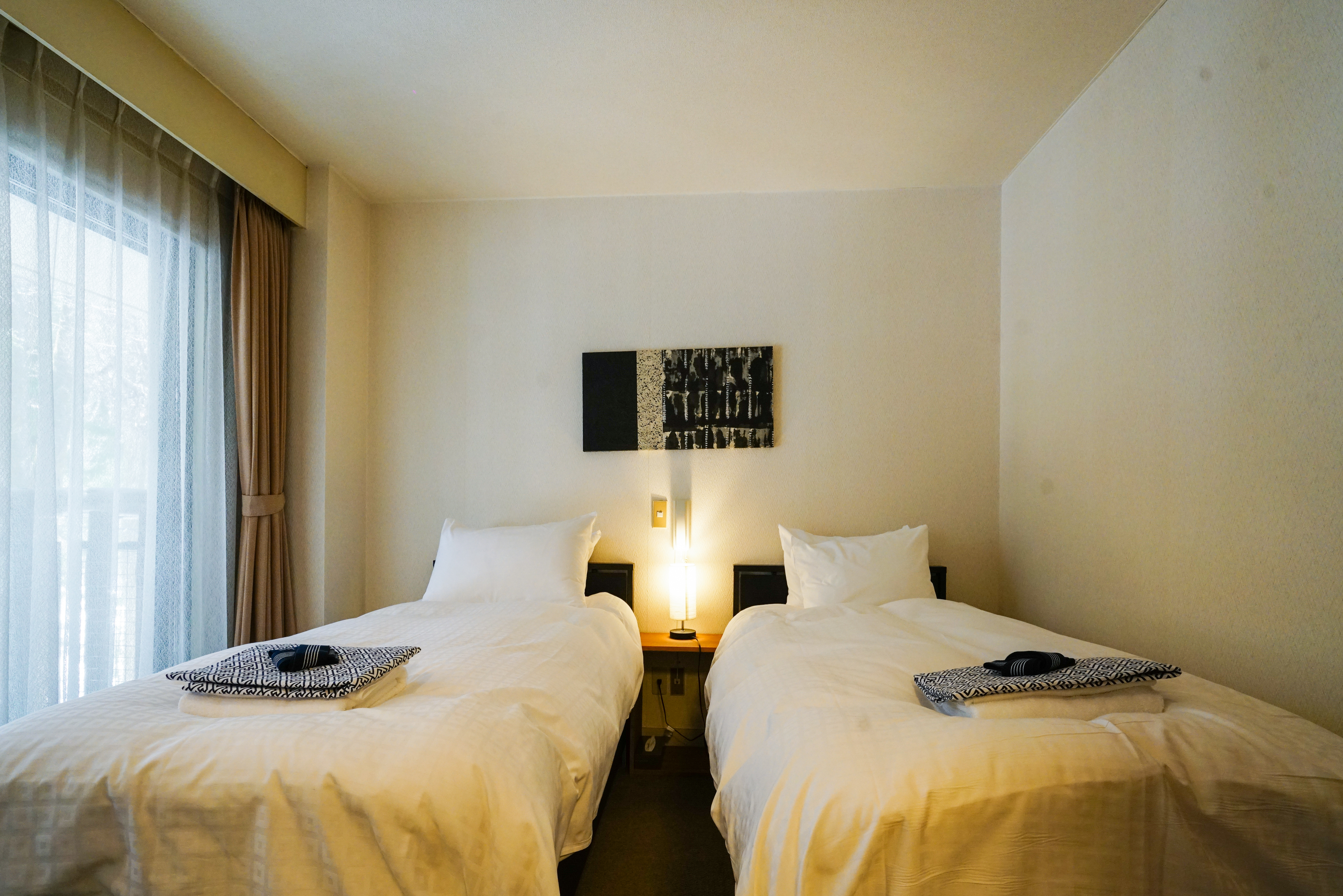 乳胶漆和壁纸哪个甲醛少,乳胶漆与壁纸哪个更划算