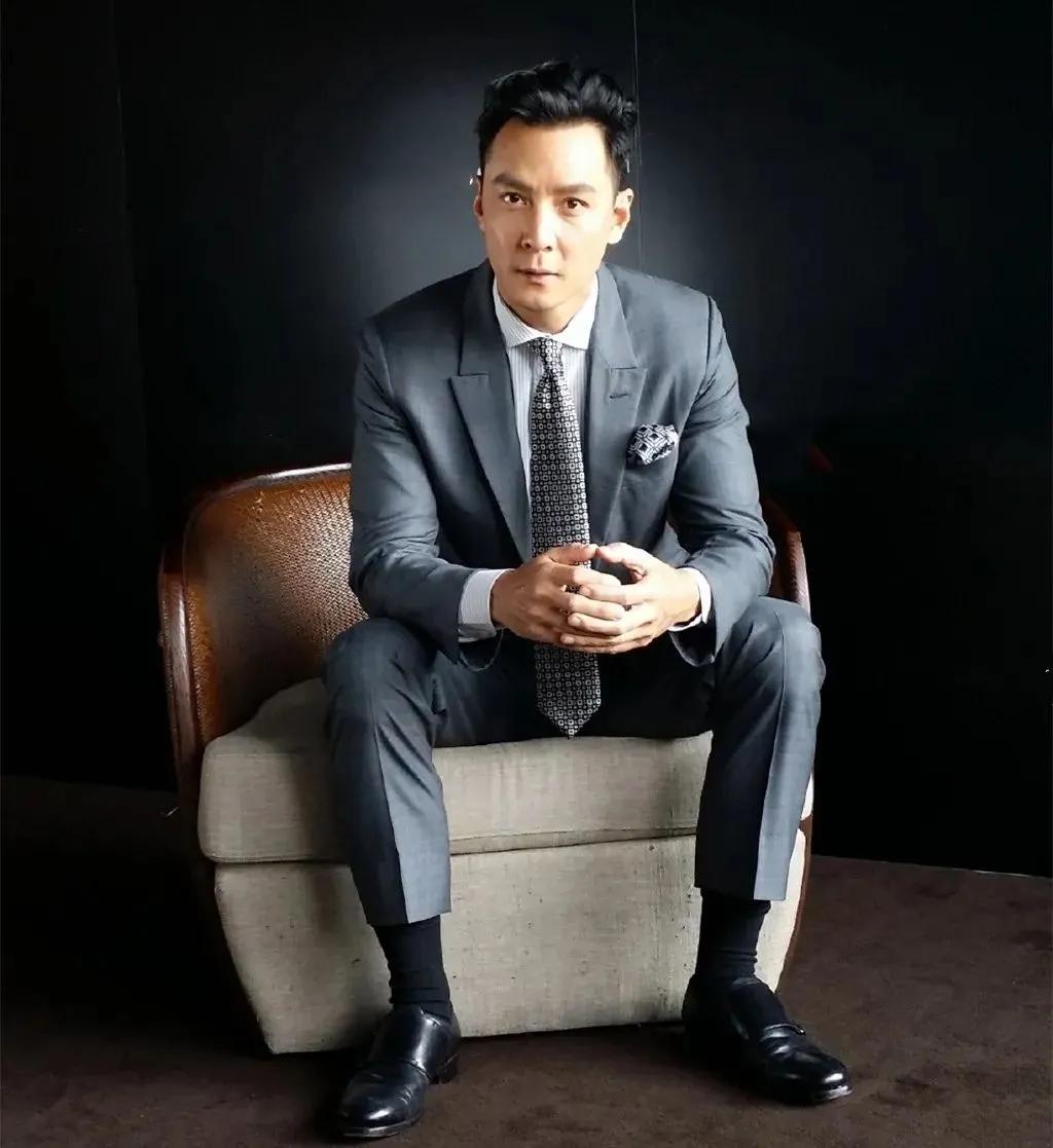 旅游景点男生拍照姿势怎么摆,男生山顶晚霞摄影拍照姿势高清