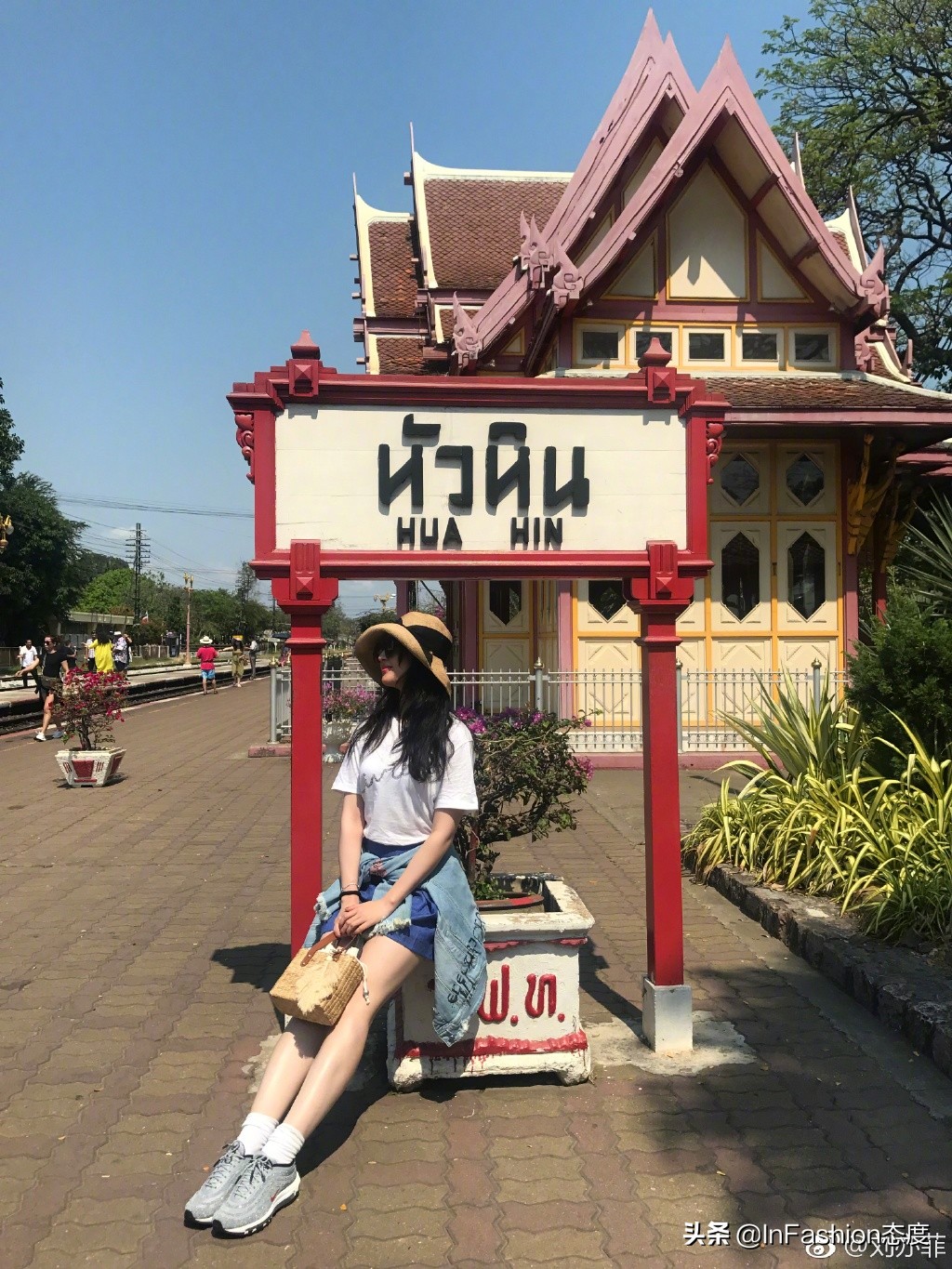 刘亦菲确认下一部新剧了吗,刘亦菲一身露腰造型亮相机场