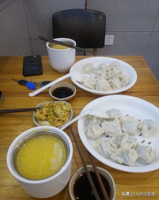 俄罗斯美女在上海开饺子馆，小米粥小咸菜不要钱，客人来得真不少