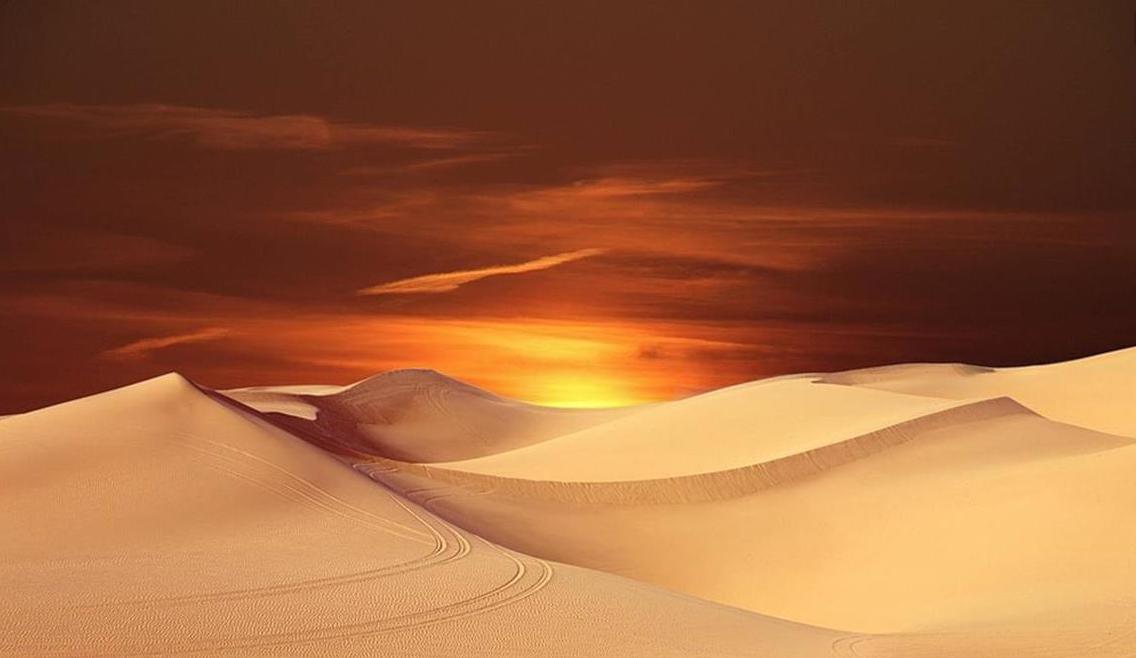 爬山时遇到这些石头赶紧捡,为什么沙漠里的石头一定要捡起来