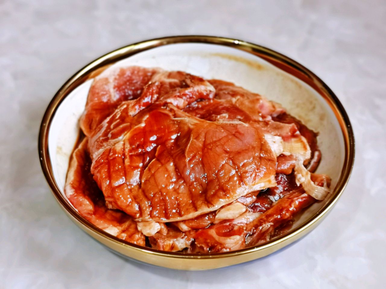 在家做正宗的上海秘制大排，肉香四溢，甜而不腻，好吃到停不下来