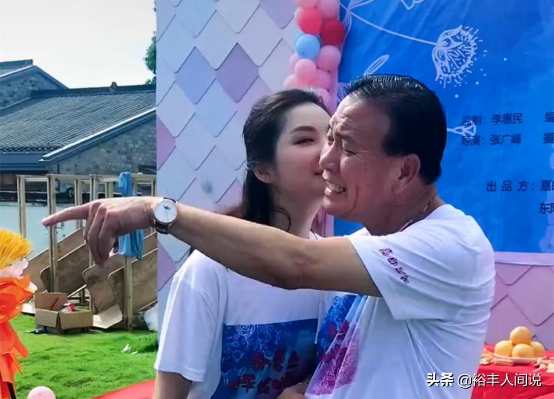 万梓良和女儿合影,万梓良和女星亲吻电影