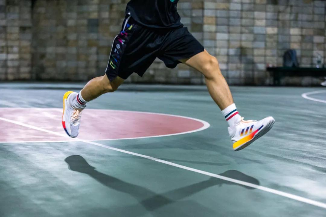 与罗斯11外形相像的鞋,罗斯11和米切尔3怎么选