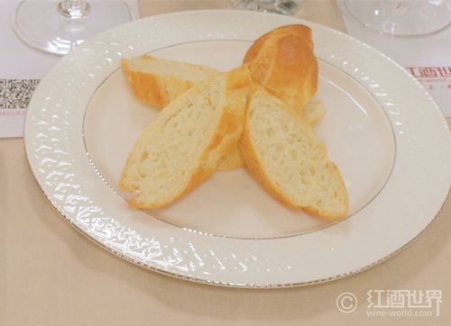 葡萄酒染上白衣服怎么办,葡萄酒会染舌头吗