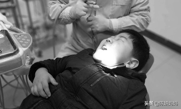 蛀牙都是吃糖惹的祸？别冤枉孩子了，牙医告诉你实情！