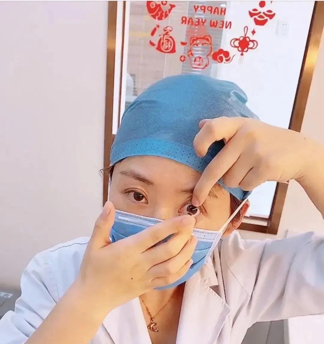 眼科医生隐形眼镜怎么摘取,隐形眼镜怎么摘新手