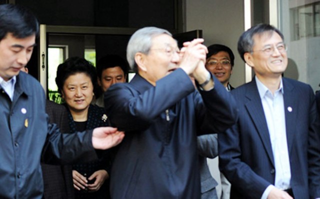 2001年，*镕基朱**告别清华演讲：做事不要落身后骂名