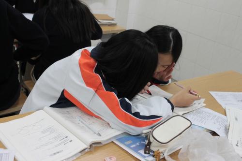 小孩上课讲话家长怎么引导,一年级上课讲话家长怎么办