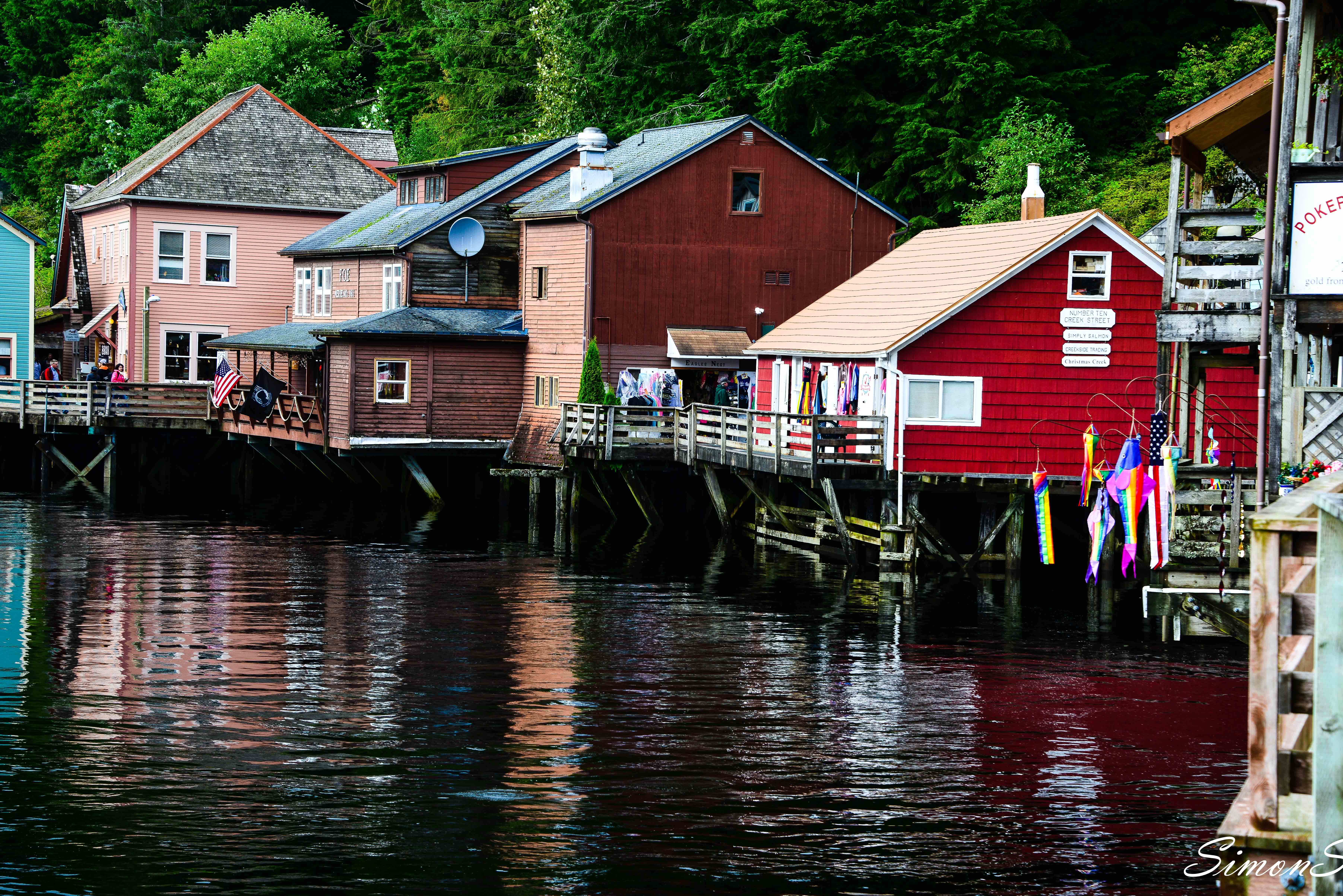 阿拉斯加：男人和三文鱼都赶来配种的“*灯区红**“