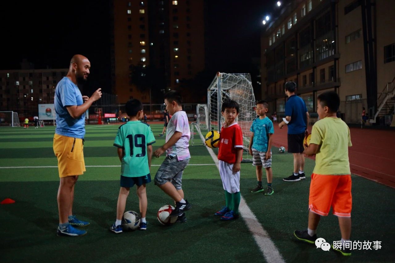 少年足球训练光脚日常,小学生夜晚足球训练