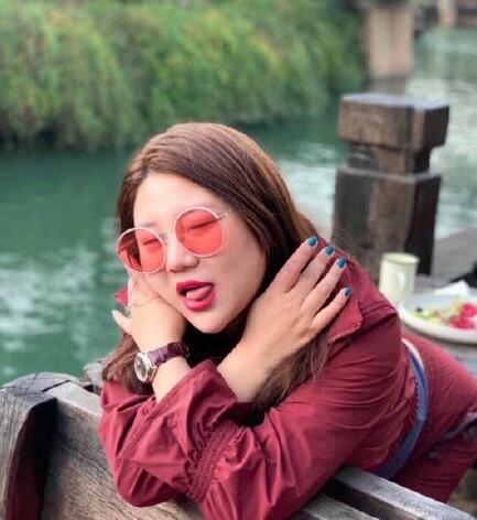 杨天真回应穿吊带裙被骂,杨天真晒旧照她真的特别自信