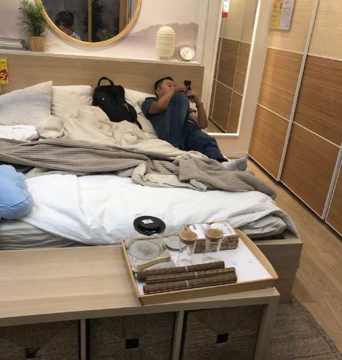 男子在宜家脱鞋试睡,宜家蹭睡为什么不能驱赶