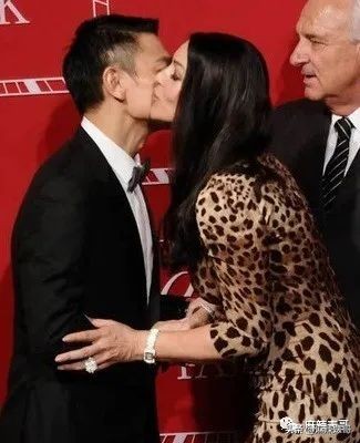 陈数和老公接吻照片,陈数老公回应搂抱年轻女子