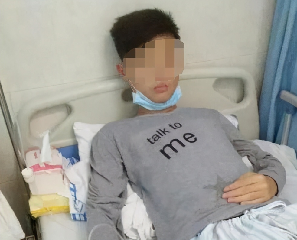 15岁男孩牙龈出血是怎么回事,16岁男孩门牙牙龈莫名出血