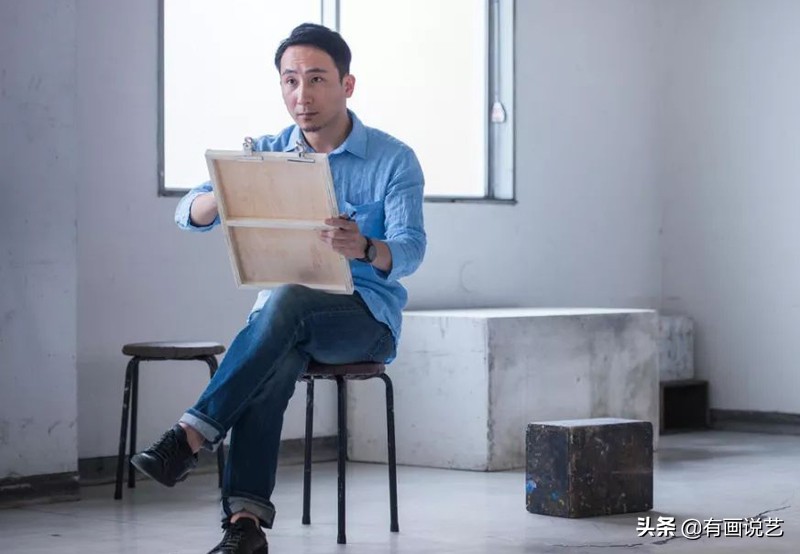 日本画家画镜中少女，把人体画得与众不同，网友：有艺术性