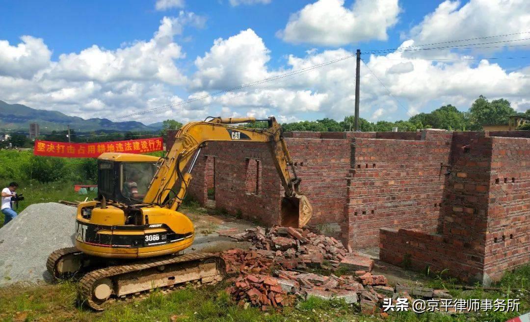 农民私自在耕地盖房,农民在耕地上建起房强拆了违法不