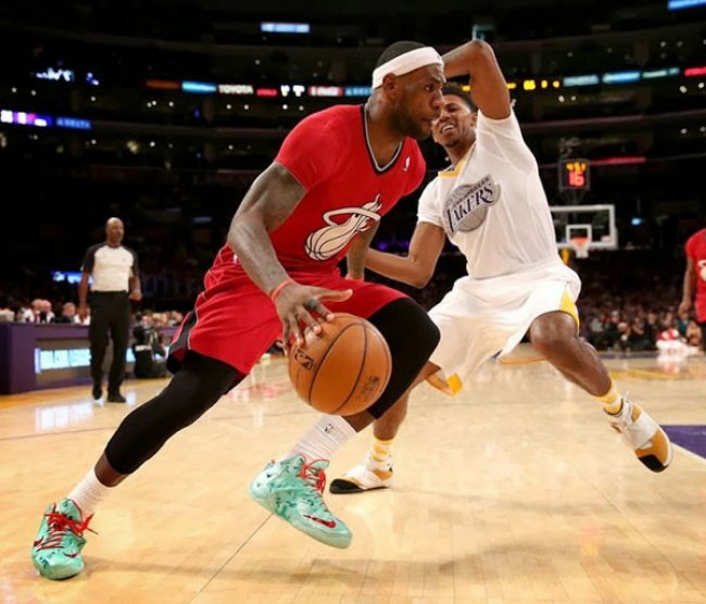 nba球员圣诞节穿什么鞋,nba球星平时穿什么鞋