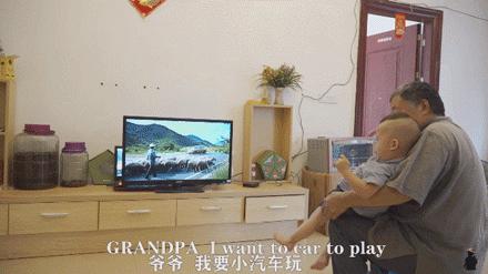 63岁中国大爷靠玩木头火到国外,61岁大爷惊呆外国人