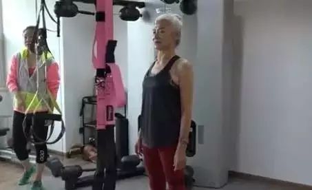 73岁天津白发奶奶健身,73岁白发奶奶坚持健身