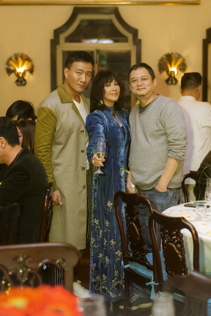 刘嘉玲斜偏分发型图片,刘嘉玲变装后面有惊喜