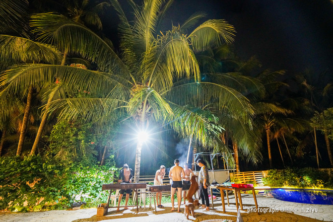 一群年轻人到三亚，摆pose，拍照