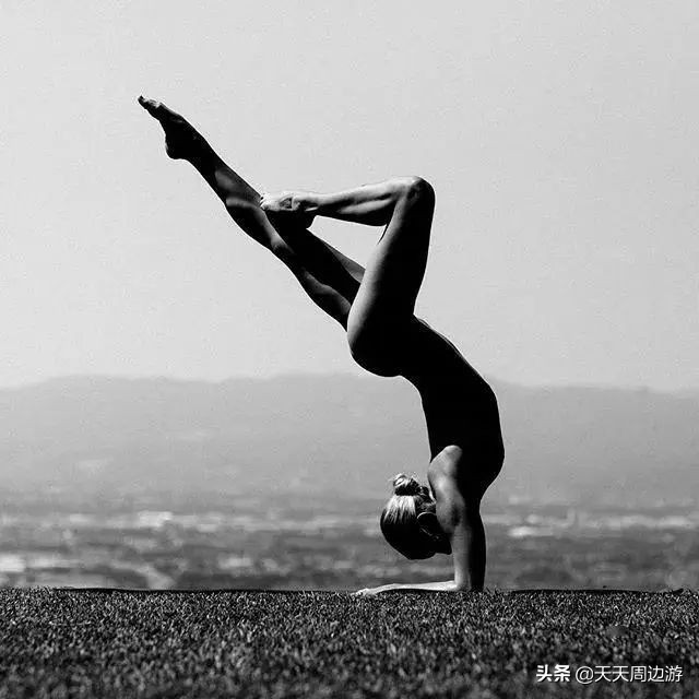 她在世界各地拍下裸照，吸引了8000万的粉丝，却没有一张是色情的