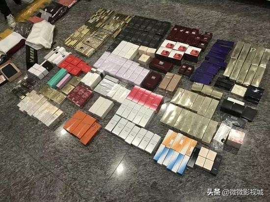 旅客机场被查,机场海关检查行李箱