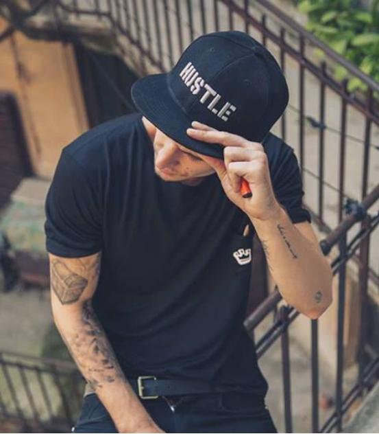 戴棒球帽怎么保持发型,戴棒球帽时最好看发型