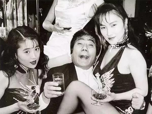 他拍过100多部电影,他拍了很多部电影英文