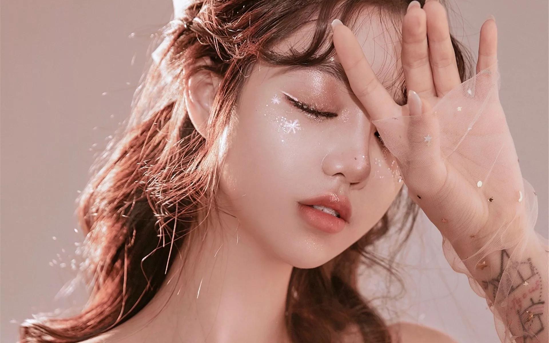 如何从动作看出心理,女生托着下巴看你心理